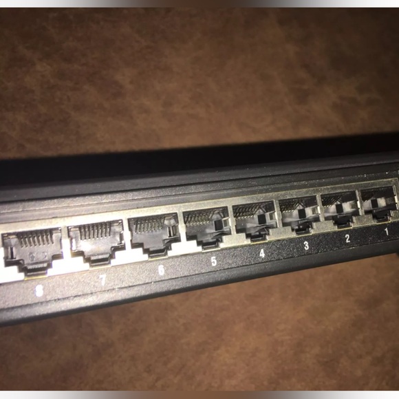 D-Link DES-1108 8-Port Ethernet Switch - Picture 3 of 3